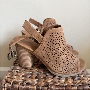 Women's Universal Thread Tan Heels